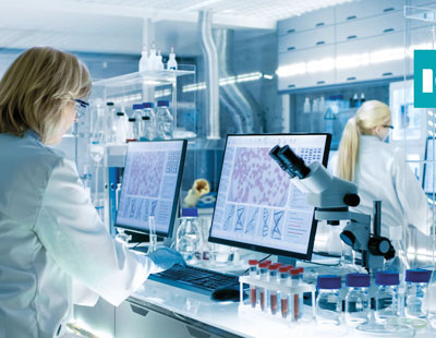 Científicos formulando productos