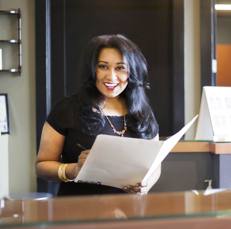 Foto de la Dra. Jegasothy, dermatóloga cosmética